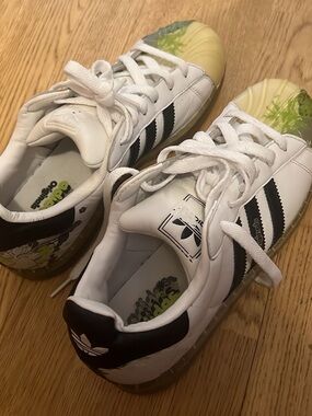 adidas Kids White Sneakers with Black Stripes and Green Toe Detail